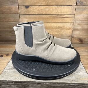 Clark’s Cloudsteppers Suede Boots Women’s Size 6.5 M Beige Booties Flats